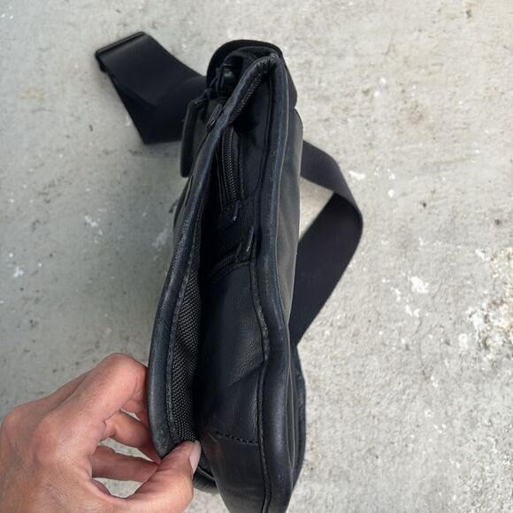 Tumi Alpha crossbody Bag - Picture 4 of 10